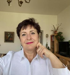 Mariana (Czech Republic, Praha 6 - 61 Years)